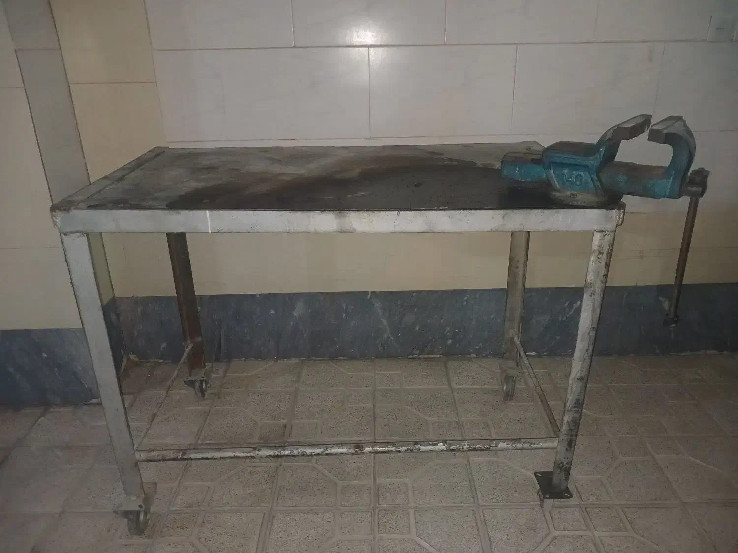 گیره ومیز چرخ دار|ابزارآلات|ابریشم, |دیوار