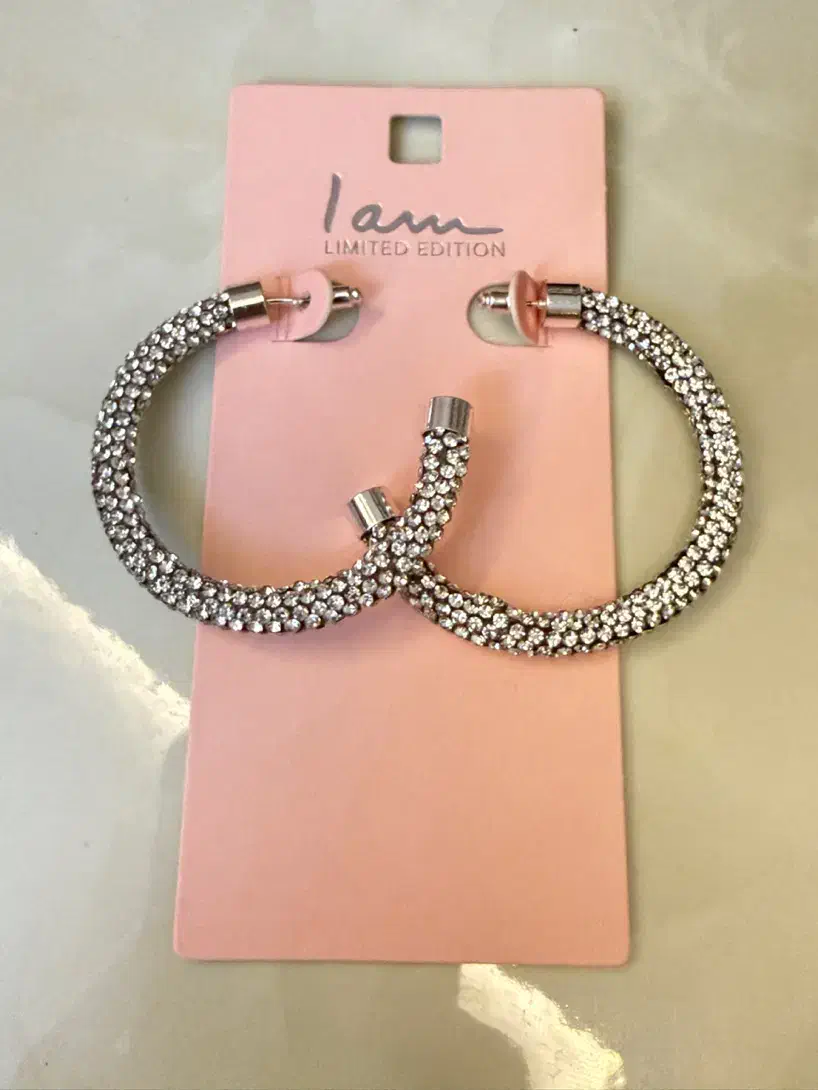 گوشواره زیبا|بدلیجات|نیشابور, بلوار گلها|دیوار