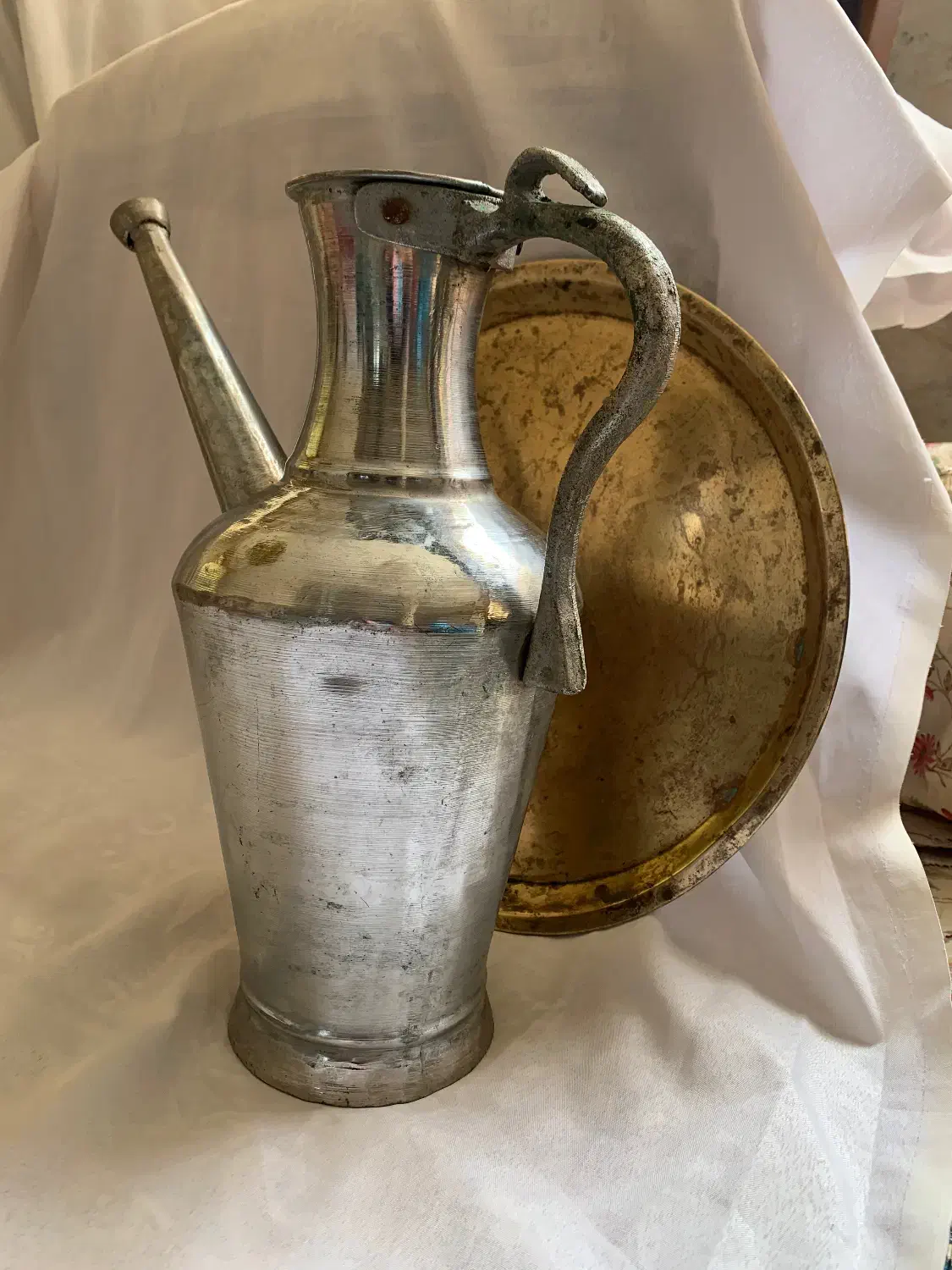 سینی و کفه ترازو ورشو قدیمی آفتابه مسی قدیمی|کلکسیون اشیاء عتیقه|هشتگرد, هیو|دیوار