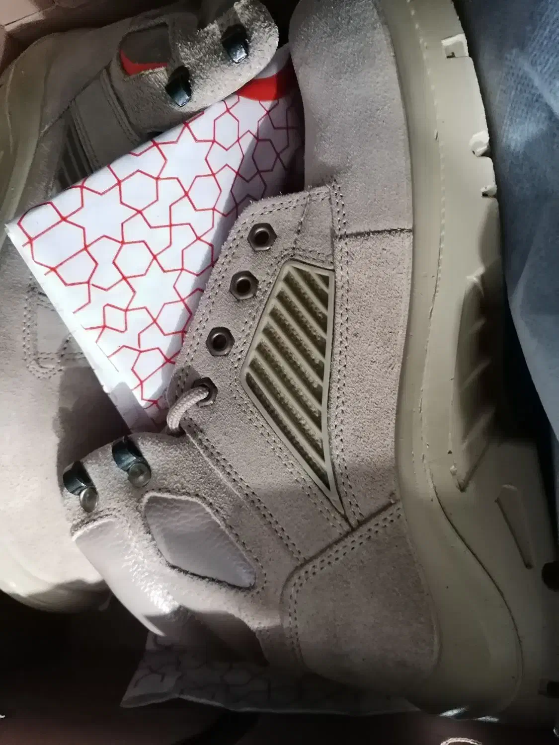 پوتین|کیف، کفش، کمربند|چالوس, |دیوار