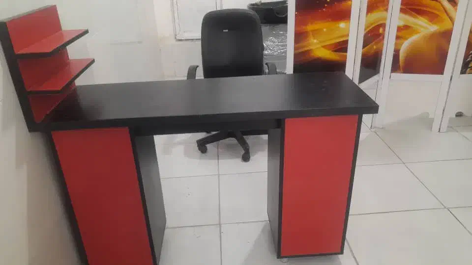 سلام یه میز ناخن در حد نو ب علت تغیر شغل میفروشمش|آرایشگاه و سالنهای زیبایی|کوهدشت, |دیوار