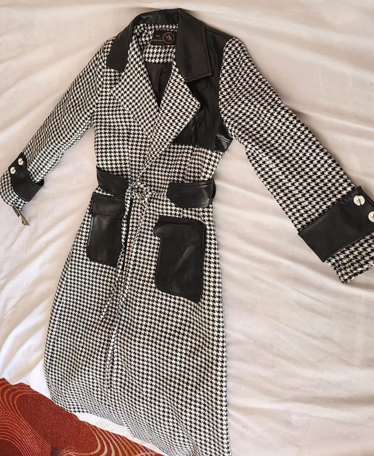 دو عدد پالتو و یک عدد بارانی|لباس|مرودشت, بیست متری بیمارستان|دیوار