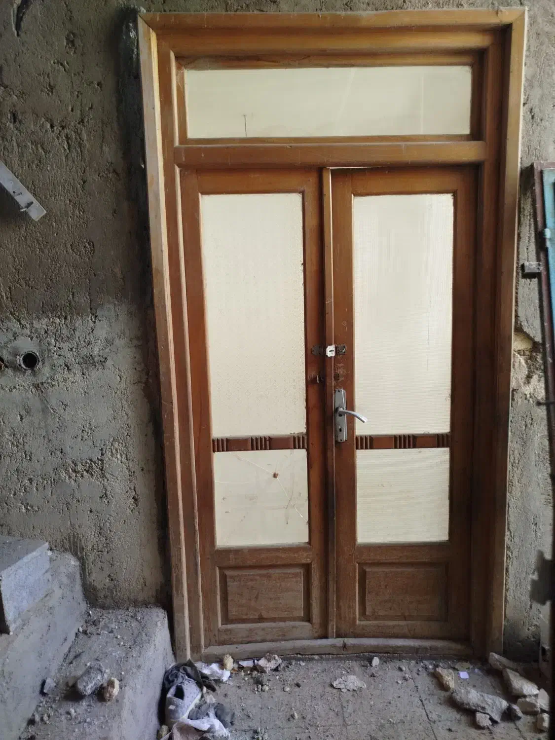 تعدادی درب و پنجره آهنی و چوبی|مصالح و تجهیزات ساختمان|بروجن, |دیوار