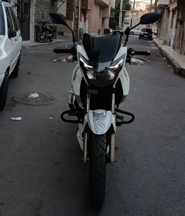 آپاچی 180 سفید کم کار درحد|موتورسیکلت|قم, چهل درخت|دیوار