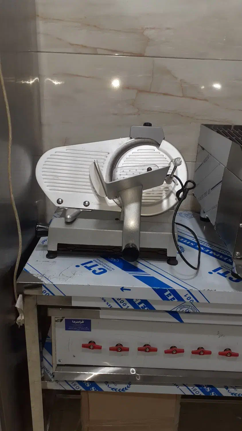 کالباس بر|فروشگاه و مغازه|رشت, منظریه|دیوار