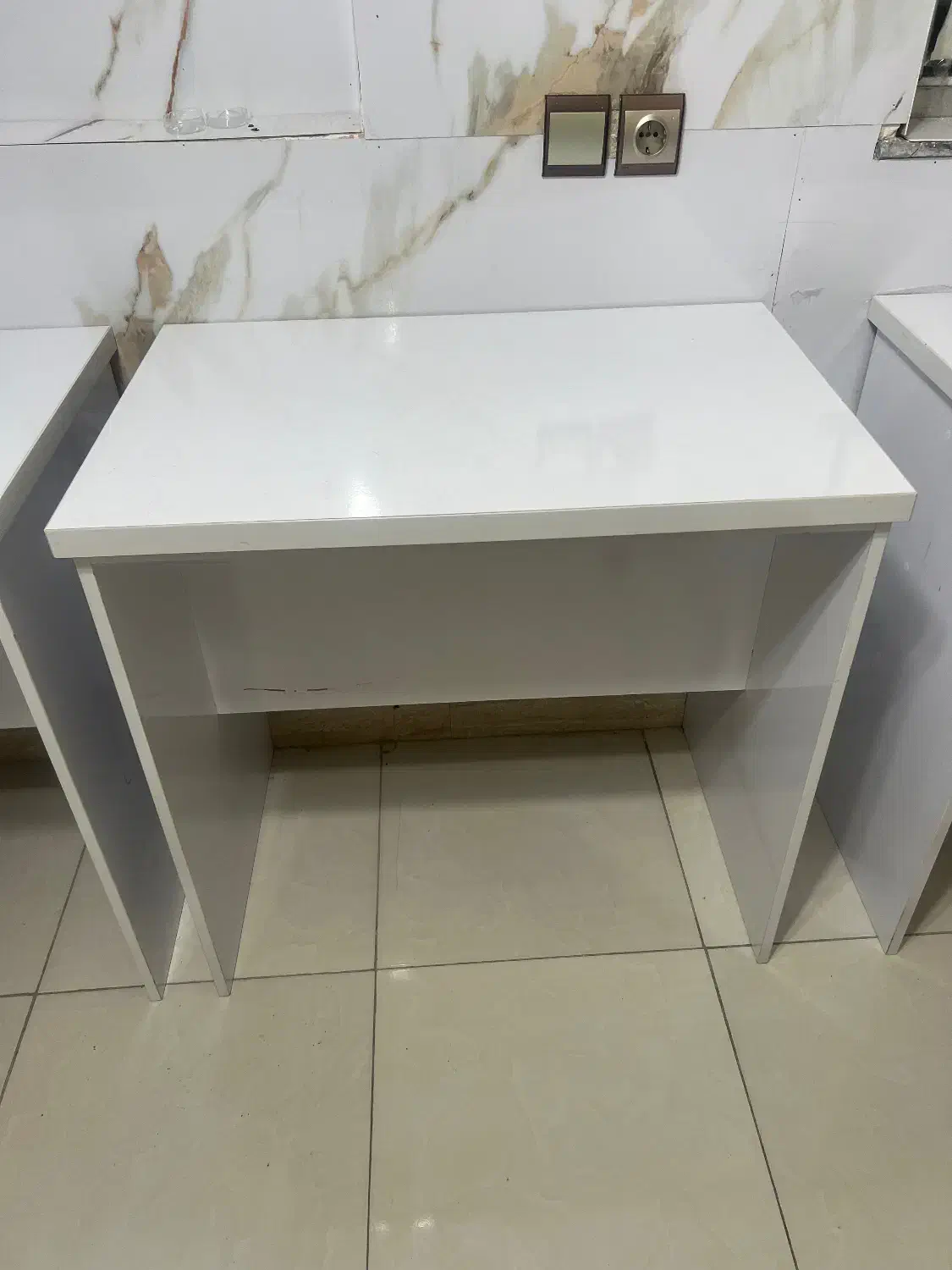 میز ناخن میز مطالعه|آرایشگاه و سالنهای زیبایی|رشت, نیکمرام|دیوار