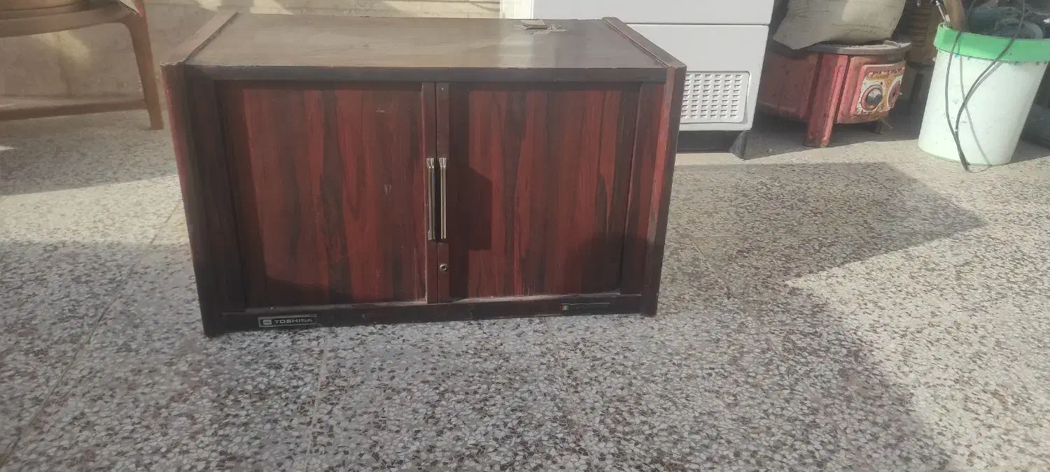 تلوزیون قدیمی|کلکسیون اشیاء عتیقه|زرقان, |دیوار