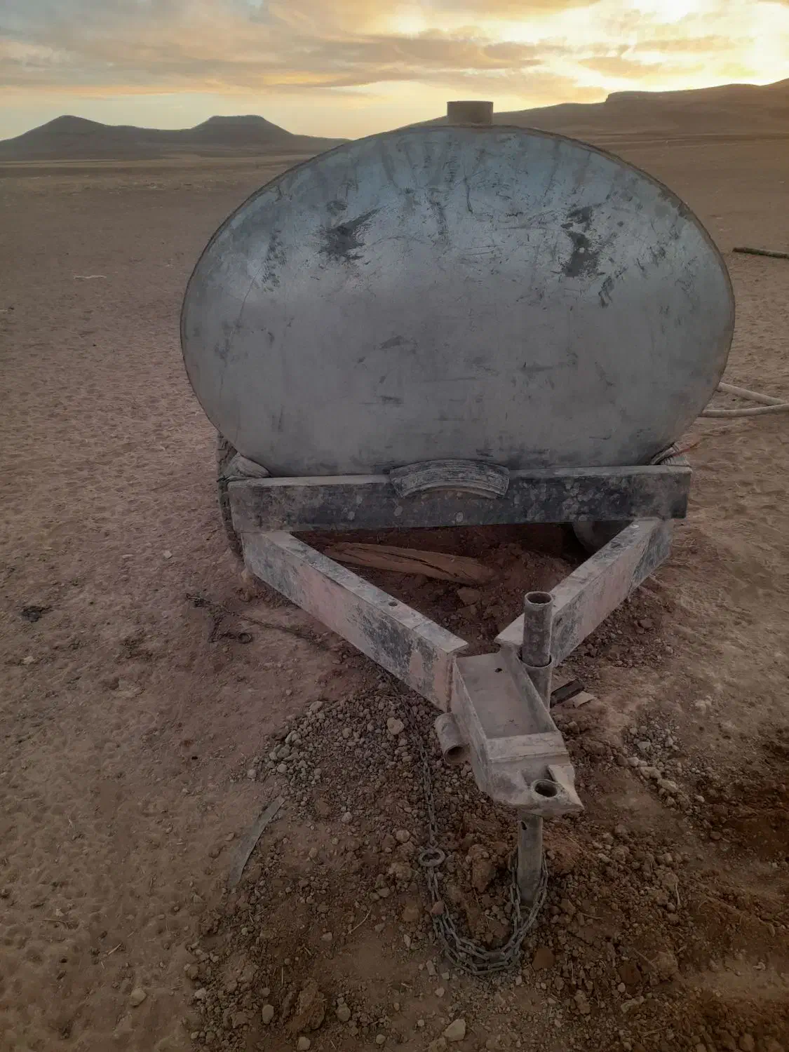 تانکر ۲۰۰۰ لیتری آب چرخ دار|ماشینآلات صنعتی|کبودرآهنگ, |دیوار