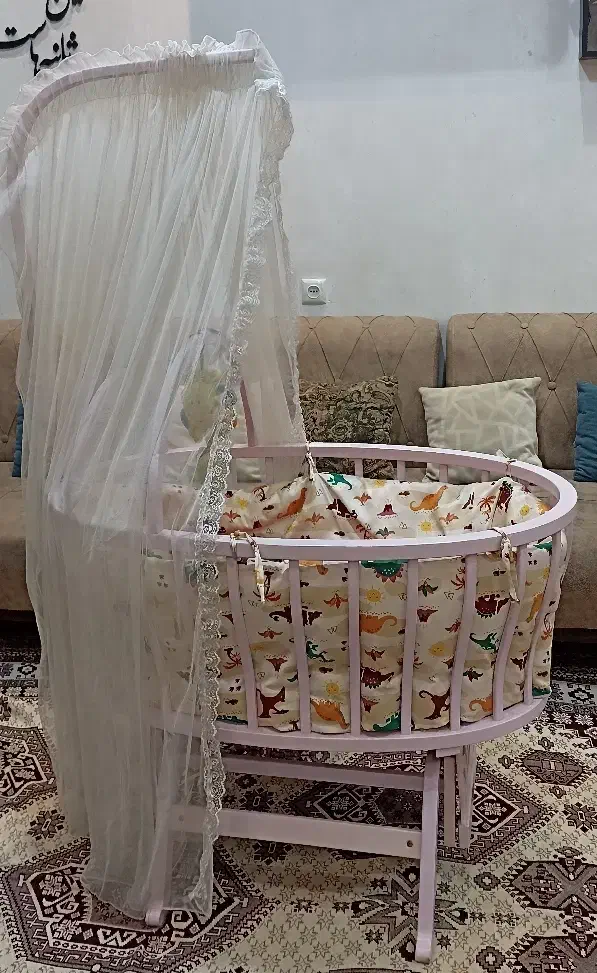 گهواره و روروعک|تخت و صندلی بچه|لاهیجان, لیالستان|دیوار