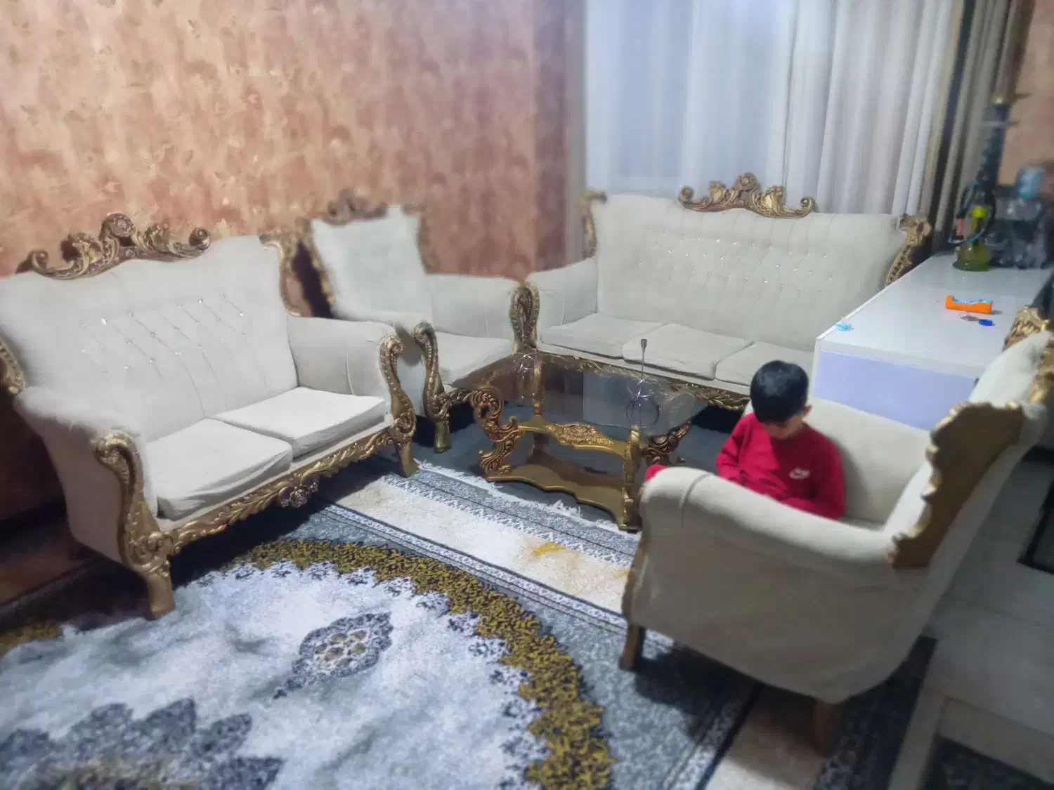 مبل سلطنتی در حد نو با میز ومیز های عسلی|مبلمان خانگی و میز عسلی|پرند, فاز ۵|دیوار