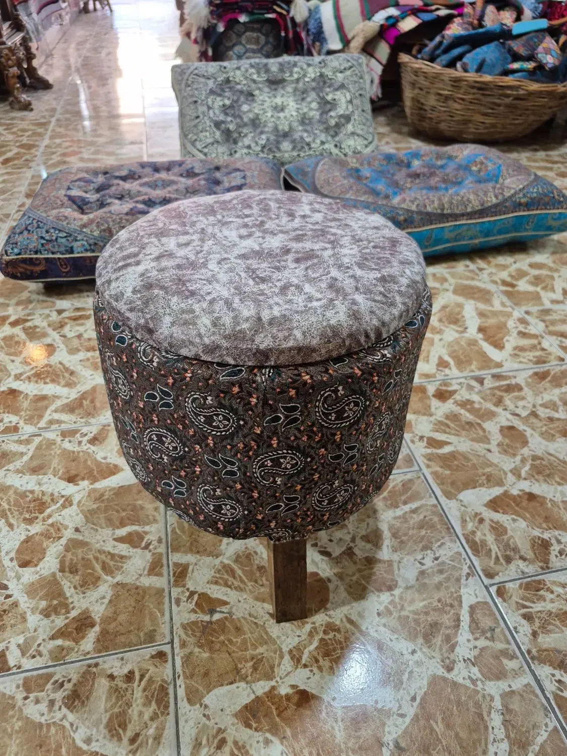 صندلی چوبی باروکش ترمه|مبلمان خانگی و میز عسلی|یزد, |دیوار