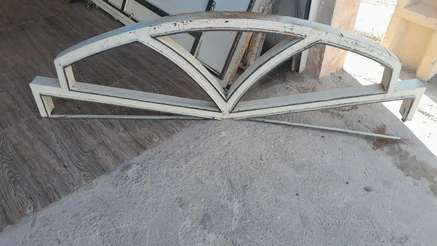 در حیاط آهنی|مصالح و تجهیزات ساختمان|ایوان, |دیوار