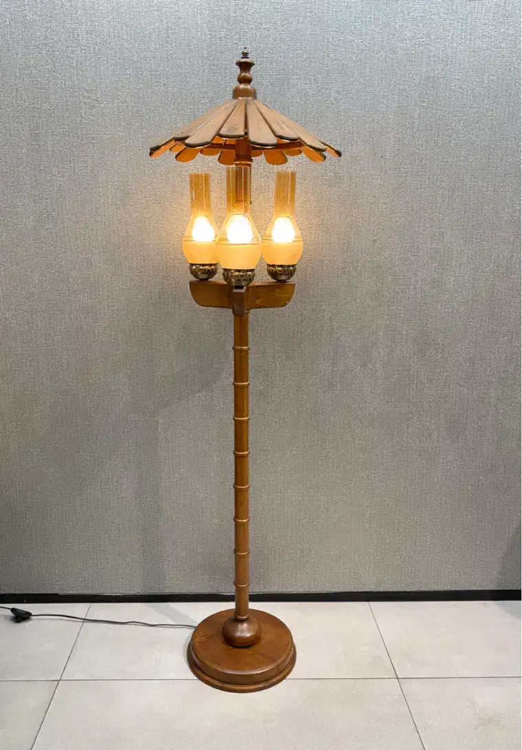 کنارسالنی چوبی|چراغ خواب و آباژور|تهران, شوش (باغ آذری)|دیوار