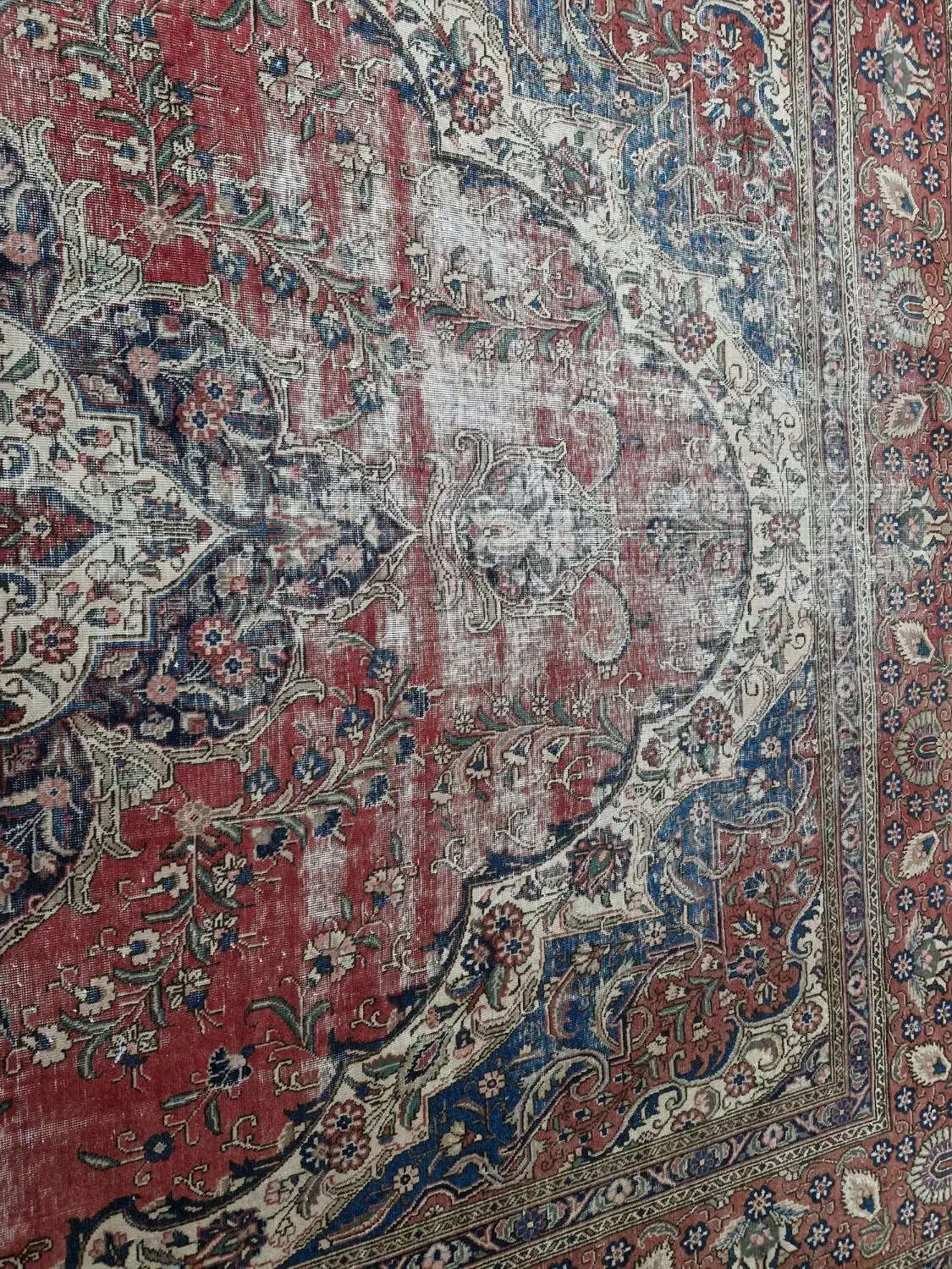 فرش دستبافت عتیقه. پشم و رنگ گیاهی|فرش|حمیدیا, |دیوار