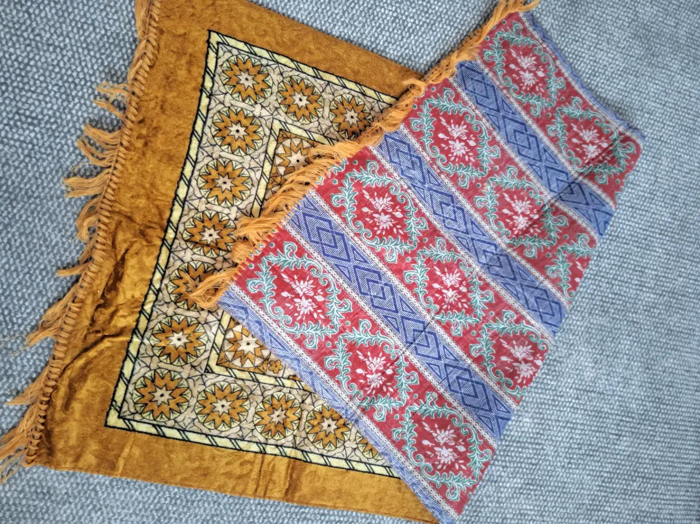 سجاده های مخمل استفاده نشده و نو|فرش|قم, بنیاد|دیوار