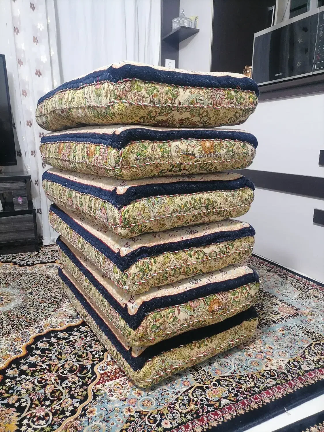 فروش پشتی.گلیم فرش. تخت.کناره|حراج|سنندج, |دیوار