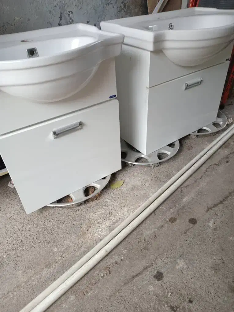 دوتا روشویی دوتا آینه دوتا کابینت روشویی|لوازم سرویس بهداشتی|بندر انزلی, چهارفریضه|دیوار