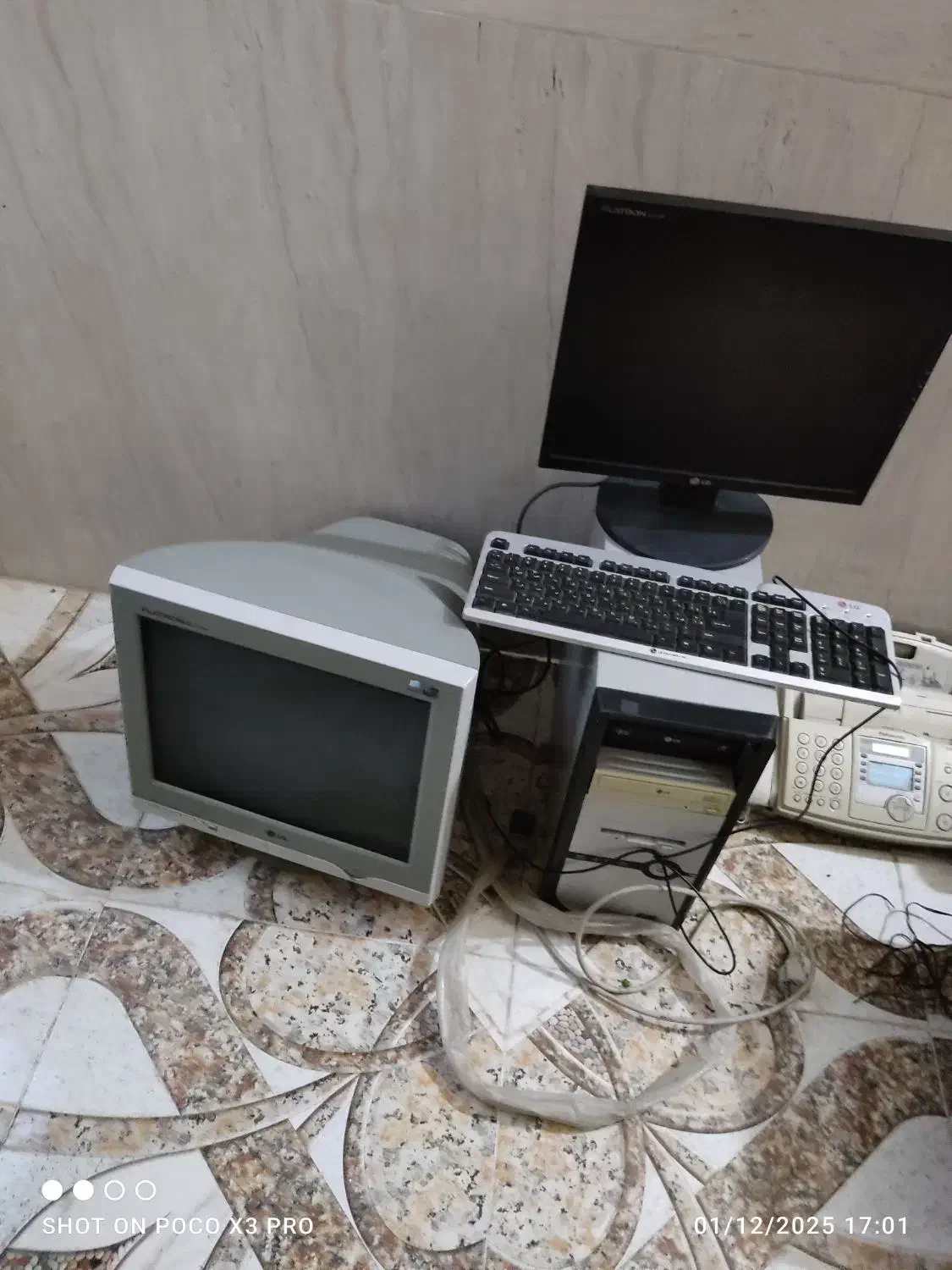 کیس کامپیوتر به همراه دو مانیتور وی صفحه کلید|رایانه رومیزی|فسا, |دیوار