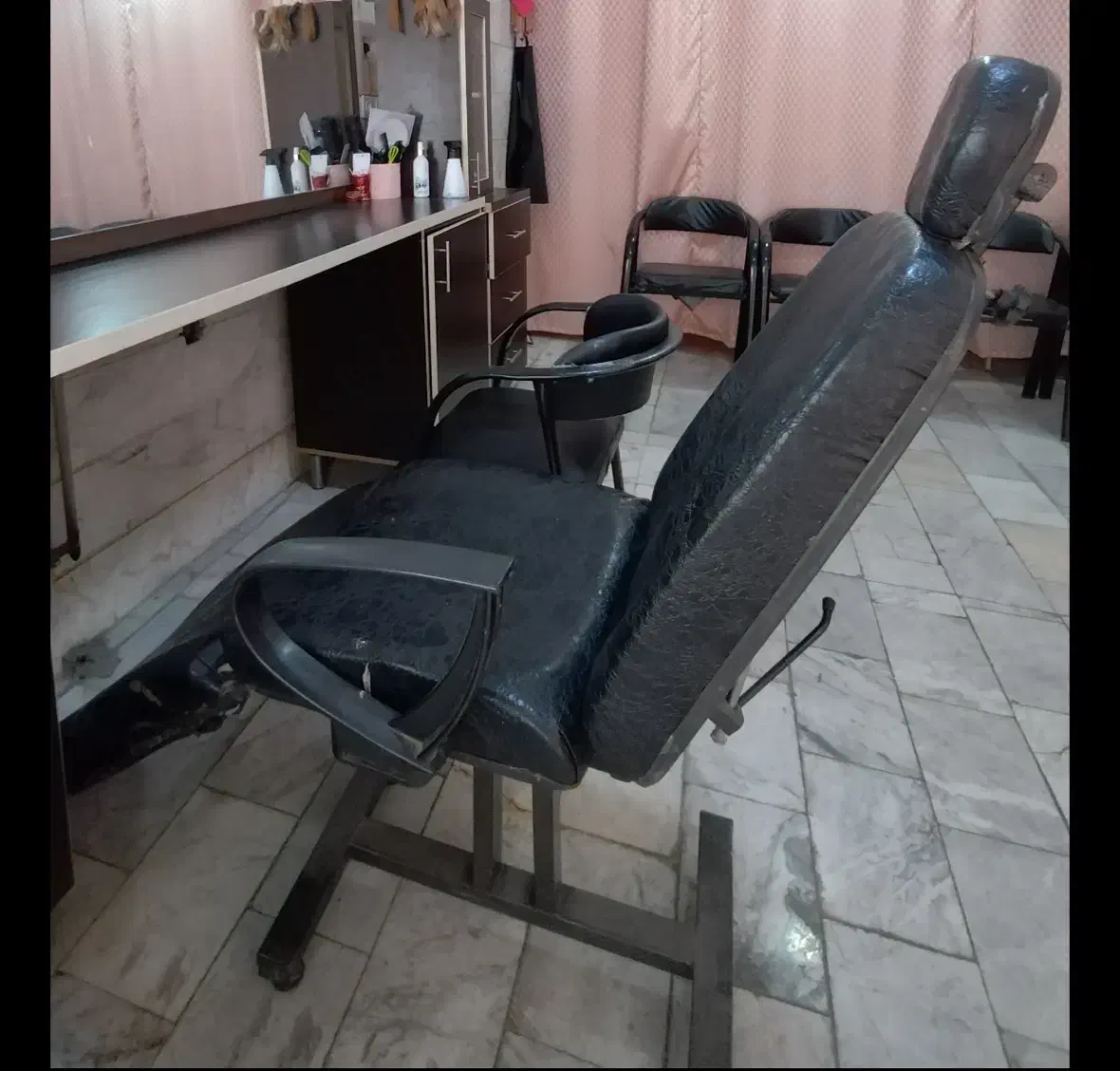 دکور آرایشگاه و آینه و میز و کشو و صندلی اصلاح جکی|آرایشگاه و سالنهای زیبایی|تهران, پرستار|دیوار