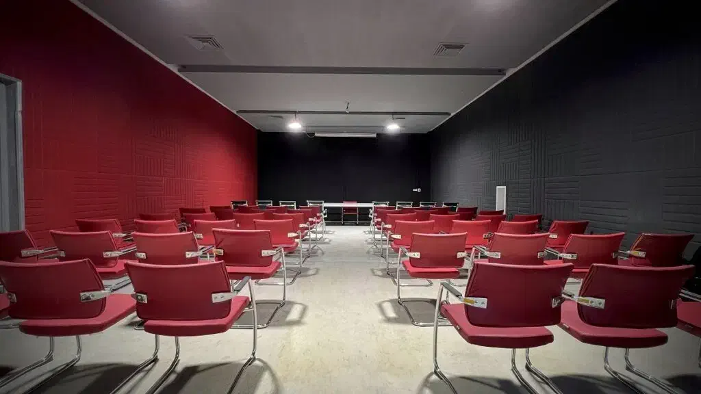 فضای رویداد ۹۰ نفره ، اقدسیه|اجارهٔ کوتاه‌مدت دفتر کار و فضای آموزشی|تهران, اقدسیه|دیوار