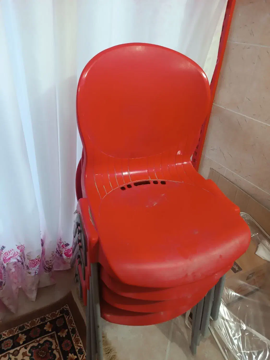 چهار عدد صندلی پلاستیکی|صندلی و نیمکت|رامجین, |دیوار