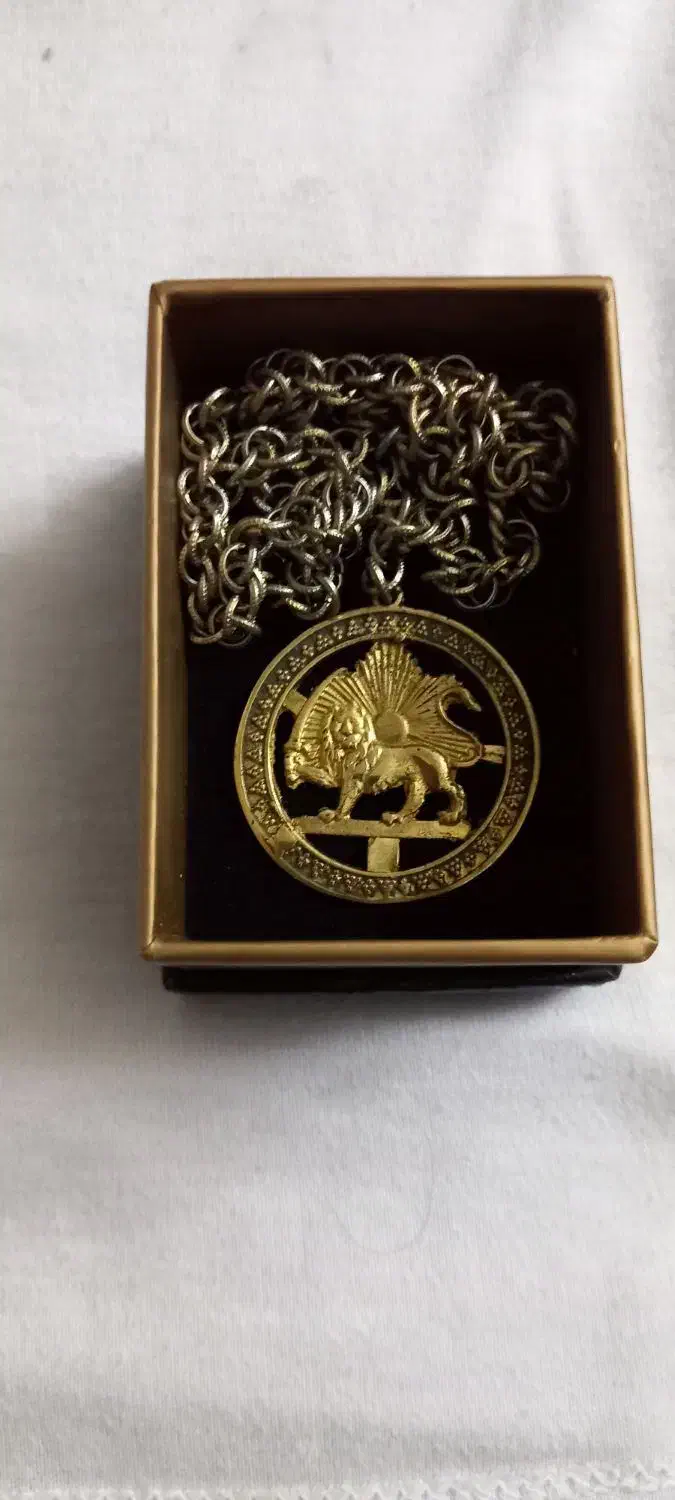 گردبند شیر خورشید|کلکسیون اشیاء عتیقه|گرگان, |دیوار