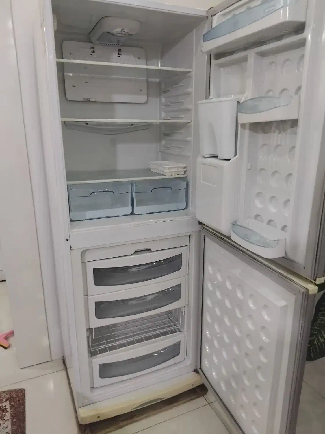 یخچال دو درب همراه با آب سرد کن دارای صفحه تریزون|یخچال و فریزر|کهریزک, |دیوار