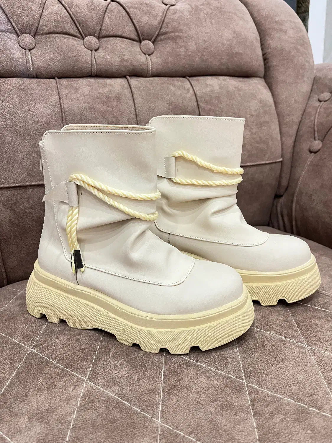 نیم بوت کفش|کیف، کفش، کمربند|رشت, یخسازی|دیوار