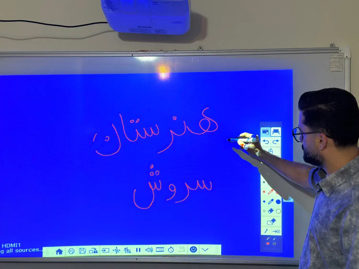 ویدئو پروژکتور کلاسی|تلویزیون و پروژکتور|بروجرد, |دیوار
