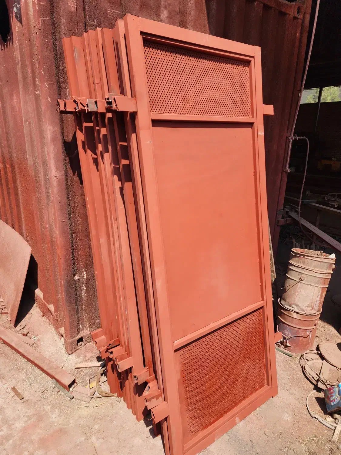 استاد کار درب و پنجره ساز|استخدام صنعتی، فنی، مهندسی|بهارستان, |دیوار