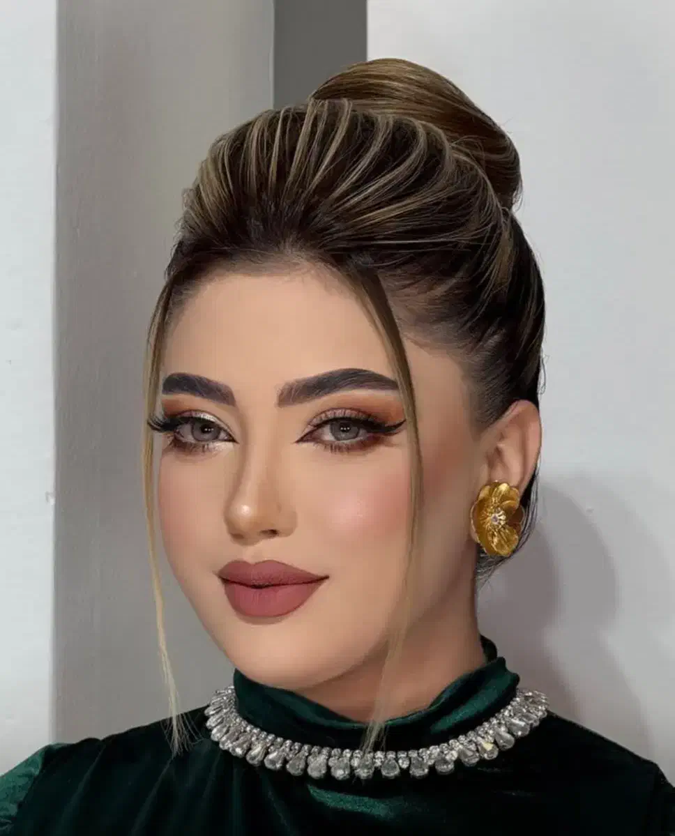 خدمات  و آموزش تخصصی شنیون و میکاپ|خدمات آرایشگری و زیبایی|سبزوار, پاسداران|دیوار