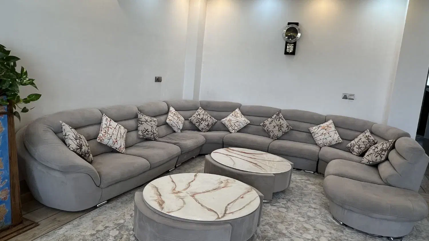 مبلمان ال راحتی همراه با دو میز با رویه ی رزینی|مبلمان خانگی و میز عسلی|تیران, |دیوار