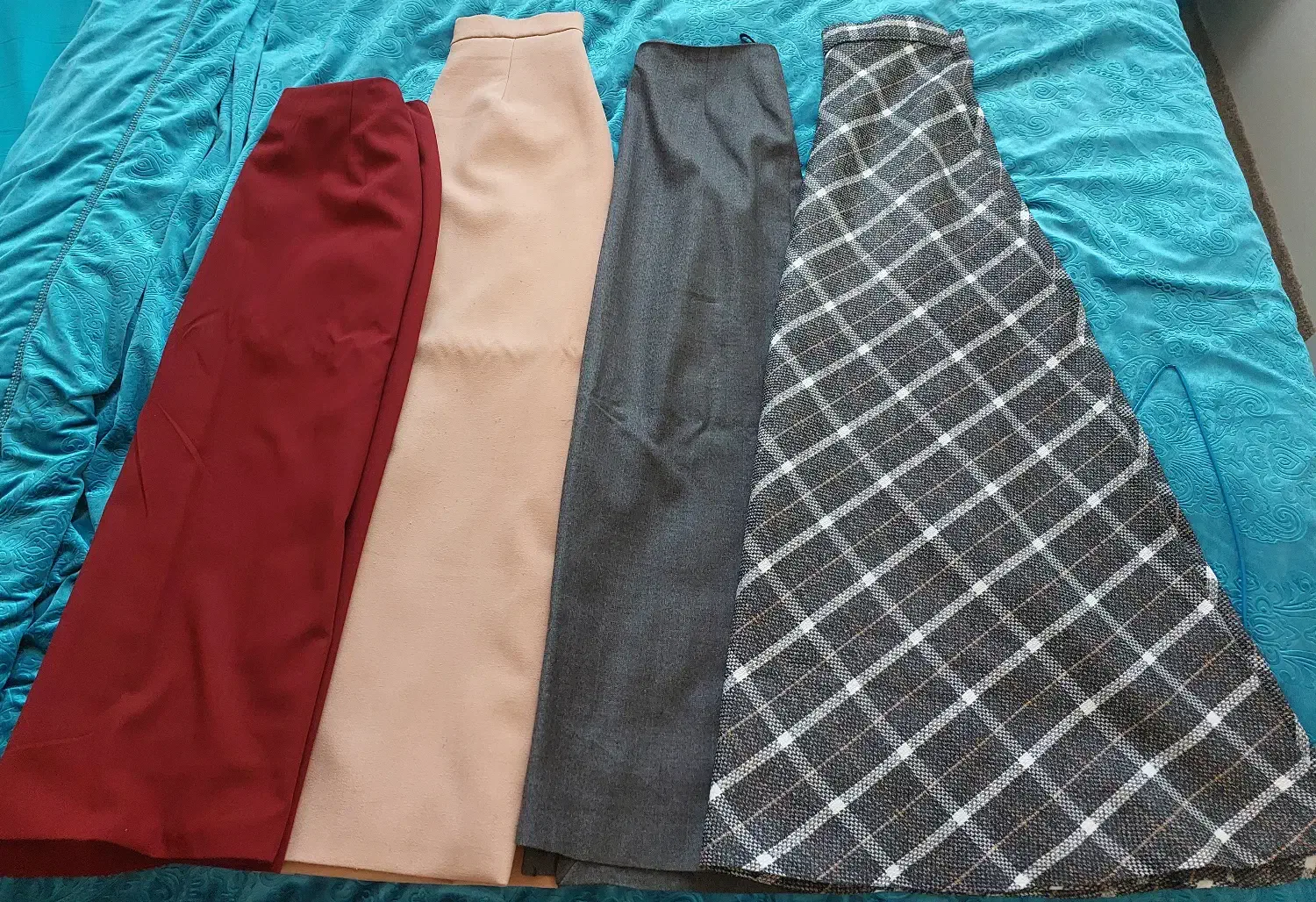 ۴ عدد دامن سایز ۴۰ به همراه یک جفت کفش سایز ۴۰|کیف، کفش، کمربند|تهران, مجیدآباد|دیوار