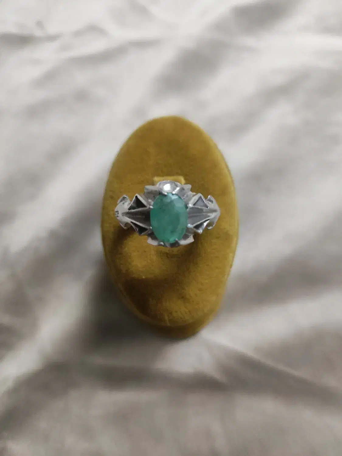 انگشتر زمرد و یاقوت زرد|جواهرات|اصفهان, مسجد مصلی|دیوار