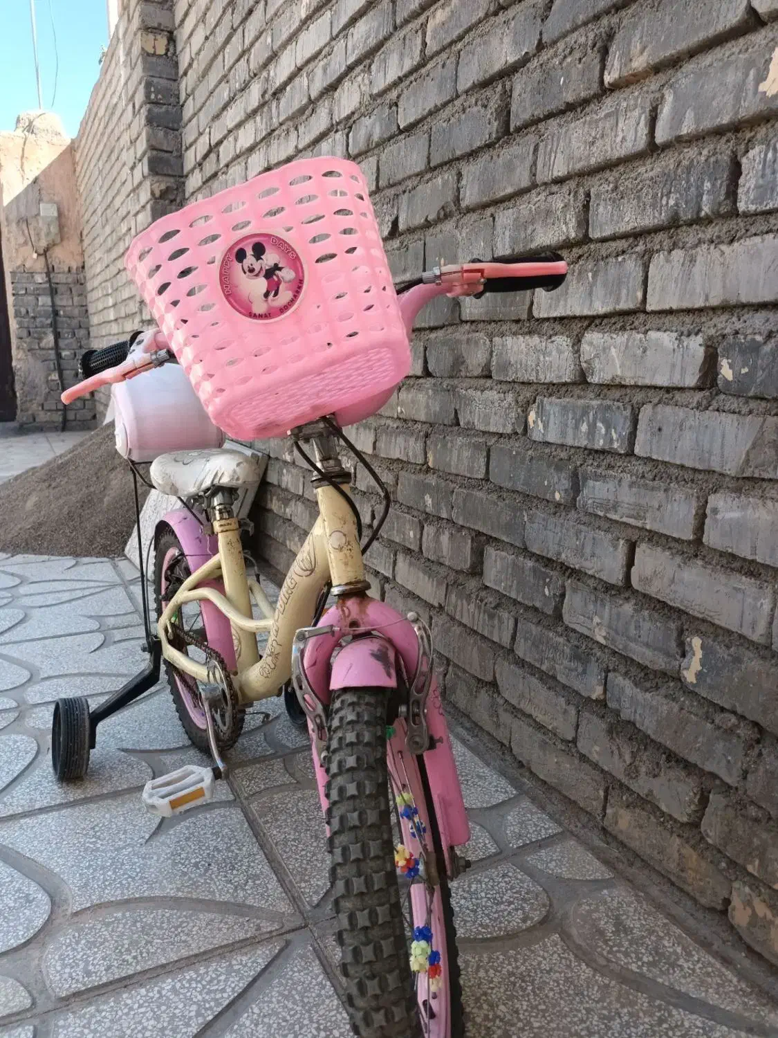 هر دو دوچرخه خارجی هستن|دوچرخه، اسکیت، اسکوتر|اسفراین, |دیوار