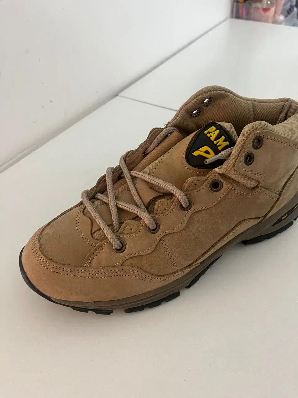 نیم بوت|کیف، کفش، کمربند|زرندیه, |دیوار