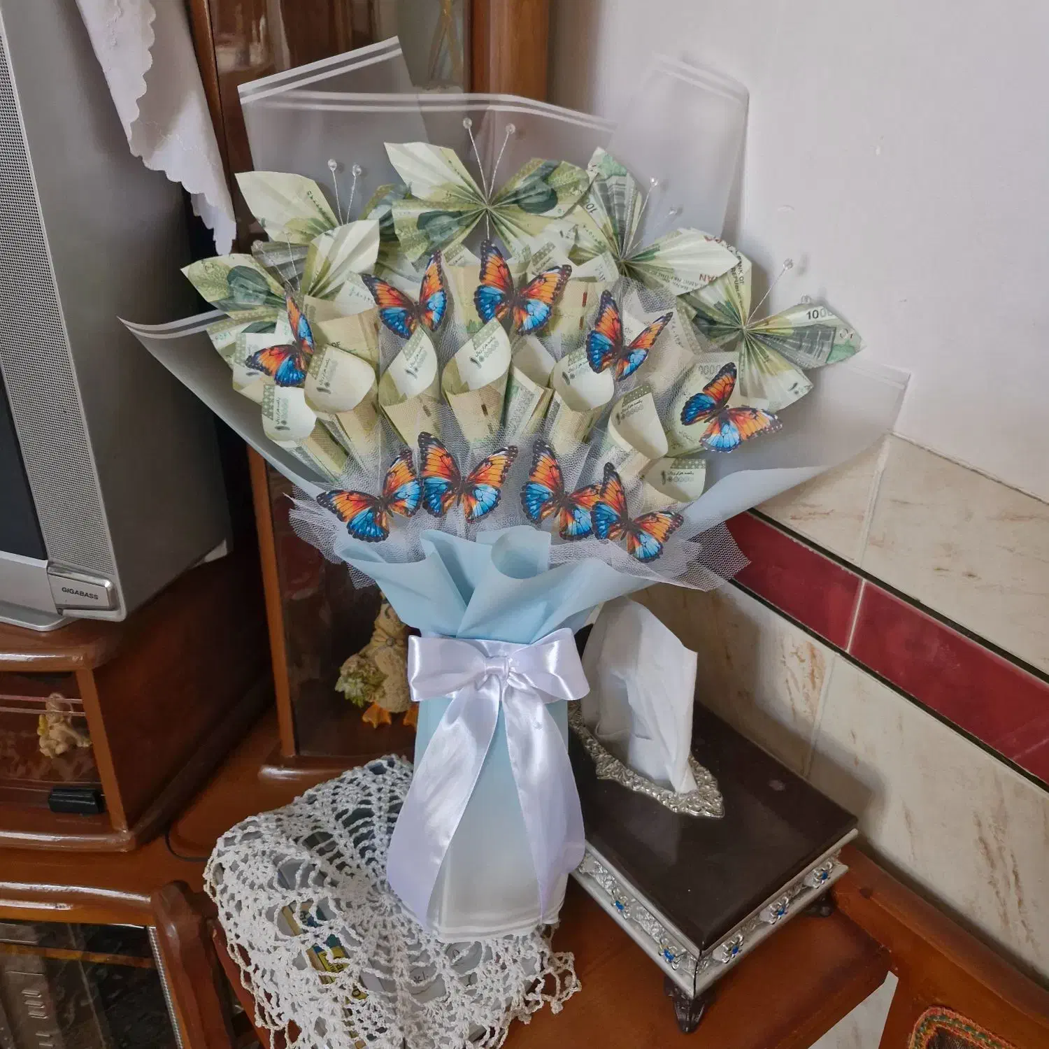 باکس گل رمانی با تزیین پول برا روز مادر|گل مصنوعی|ورامین, ورامین|دیوار