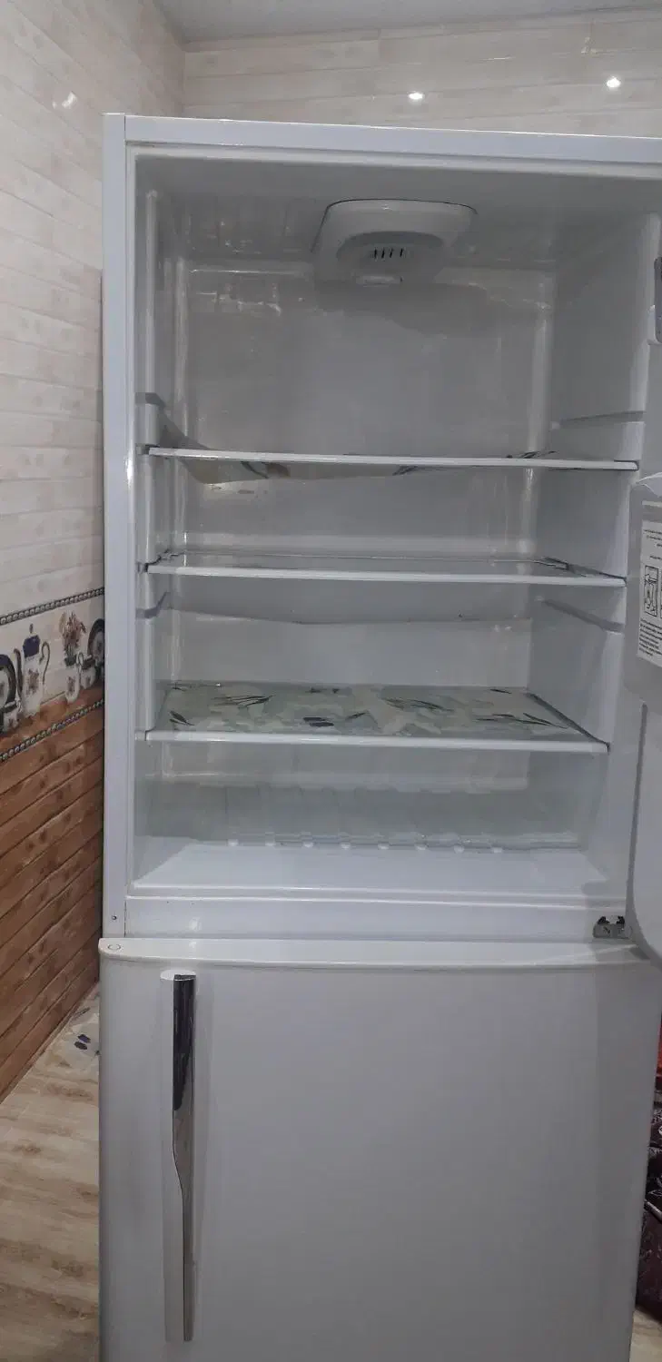 یخچال فریزر و یک عدد هود آشپزخانه معمولی لمسی|هود|فیرورق, |دیوار