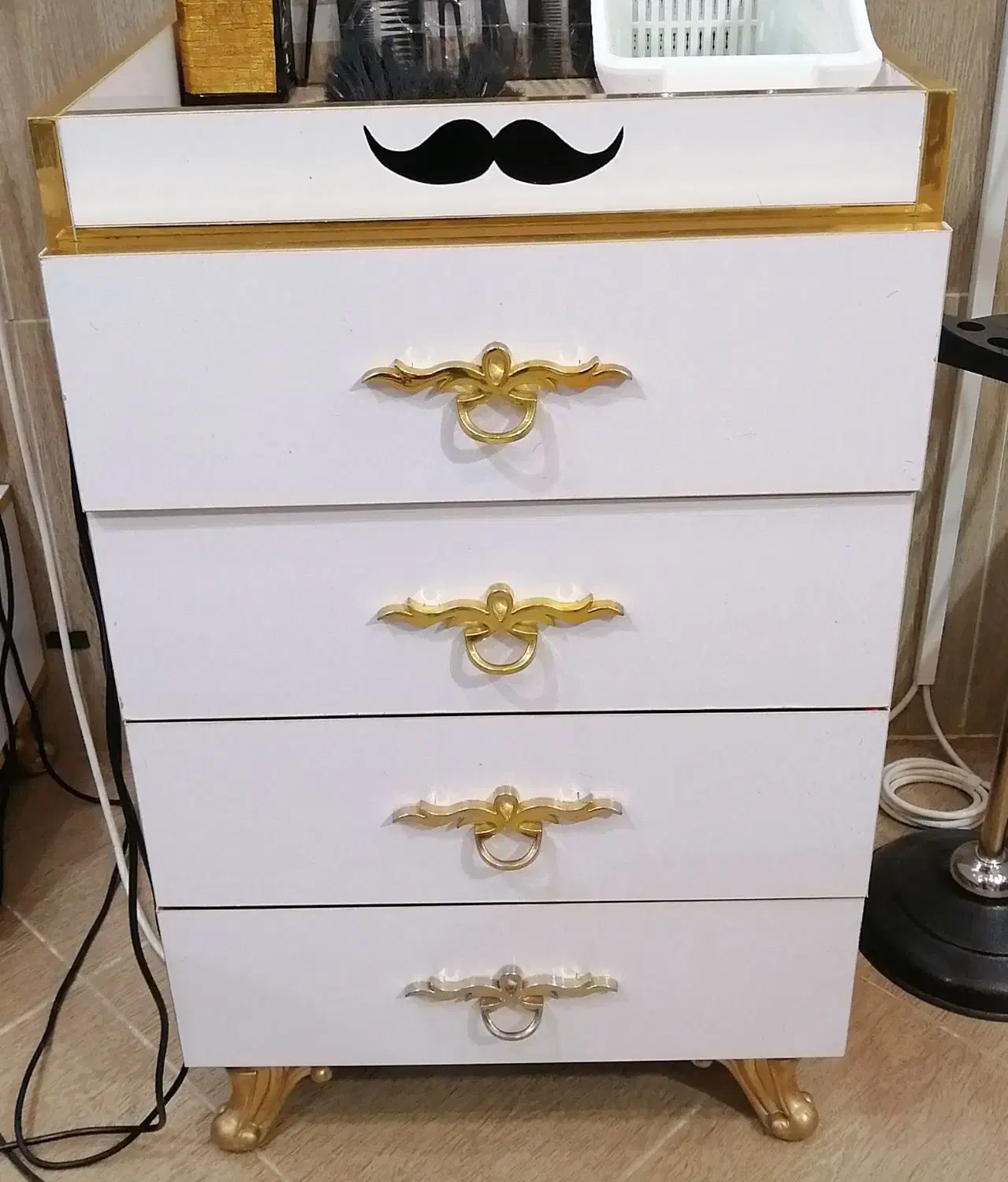 ویترین|آرایشگاه و سالن‌های زیبایی|اصفهان, باتون|دیوار