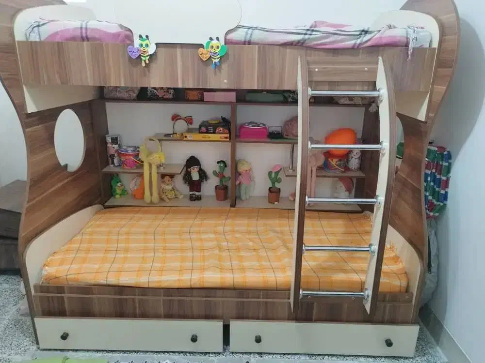 تخت خواب و میز تحریر|تخت و سرویس خواب|فولادشهر, C1|دیوار