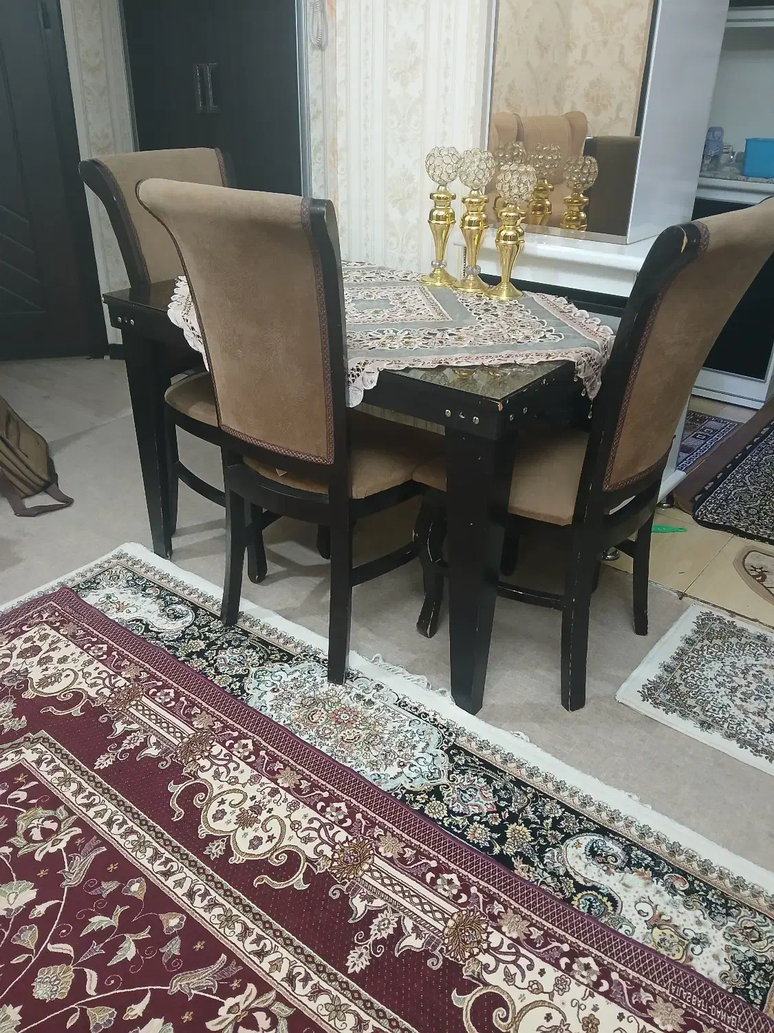 میز غذا خوری بهمراه ۴ عدد صندلی|میز و صندلی غذاخوری|ماکو, |دیوار