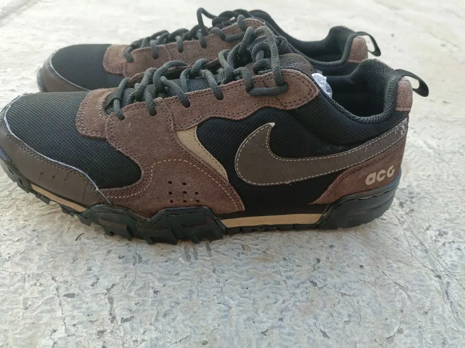 کفش|کیف، کفش، کمربند|رباط‌کریم, کیکاور|دیوار