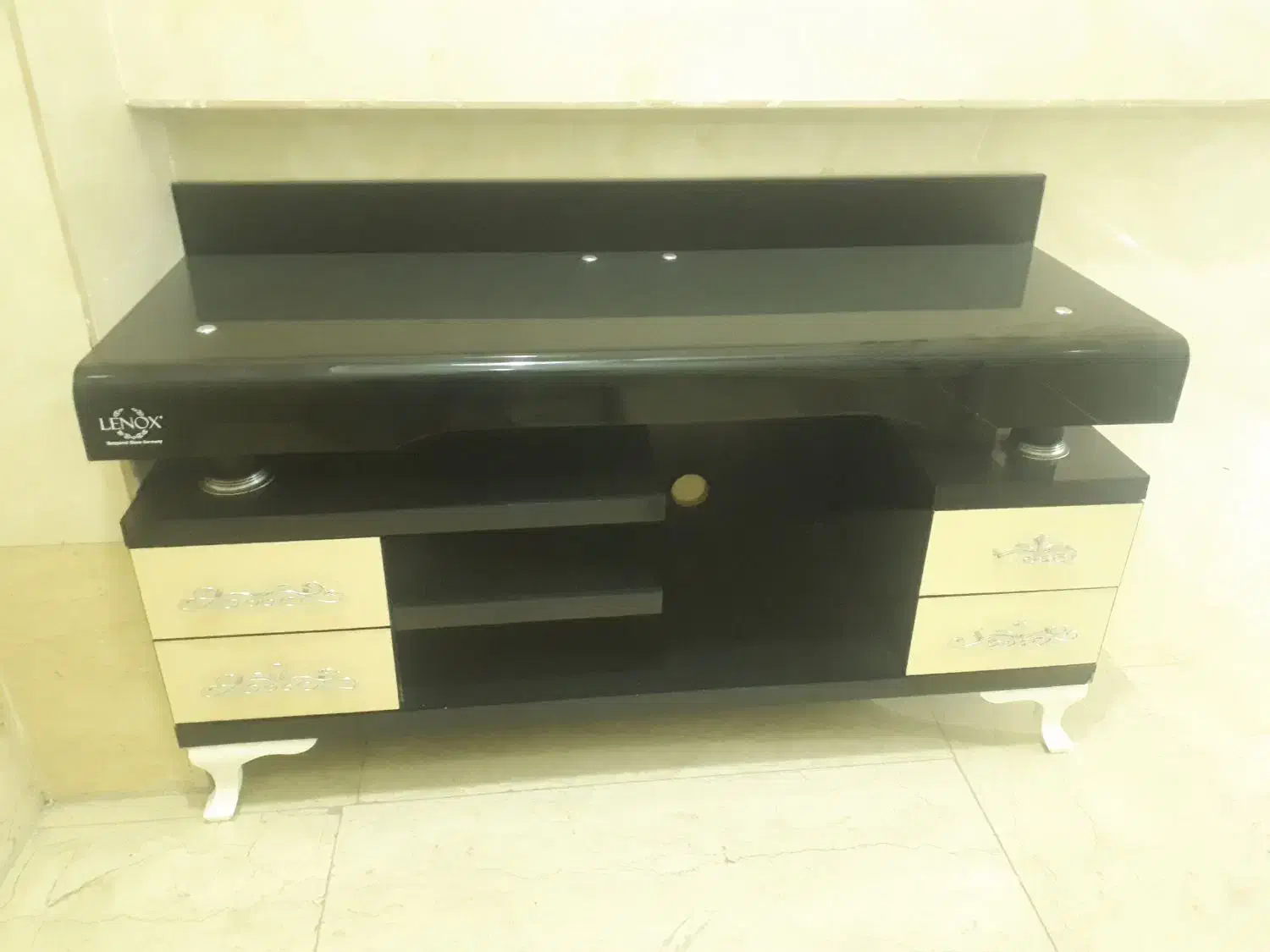 میزتلوزیون محکم وتمیز|میز تلویزیون|تهران, خزانه|دیوار