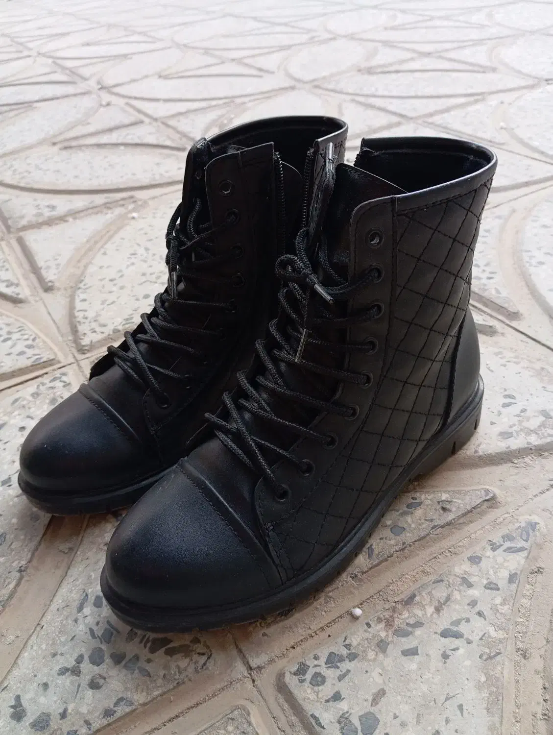 پوتین دخترانه شنل|کیف، کفش، کمربند|صحنه, |دیوار