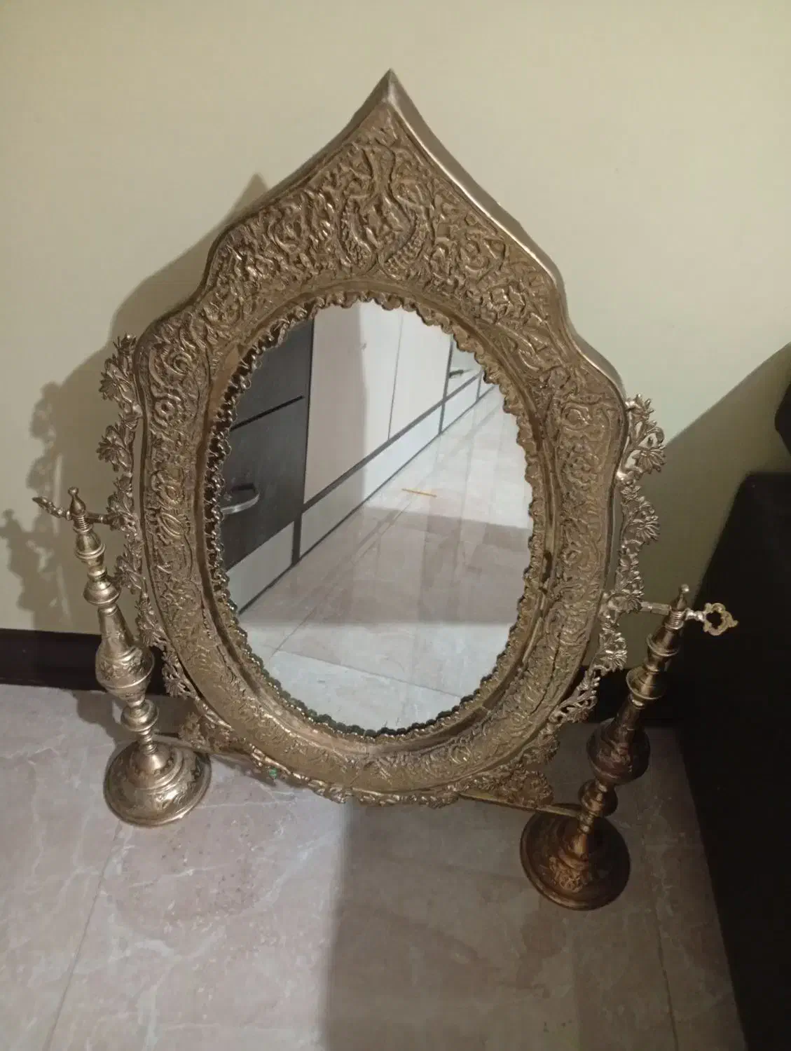 اینه بدون شمعدان|آینه|اصفهان, باغ زرشک|دیوار