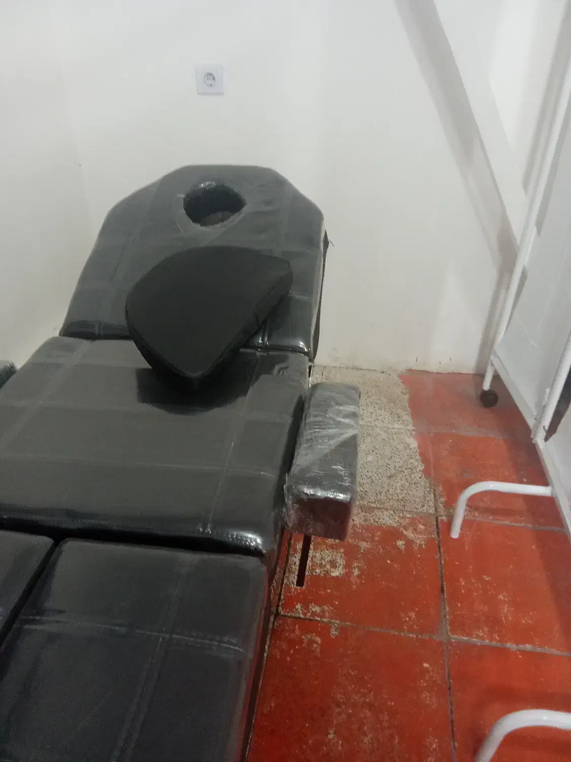 وتخت تتوواپلاسیون با پاروان|آرایشگاه و سالنهای زیبایی|بم, |دیوار