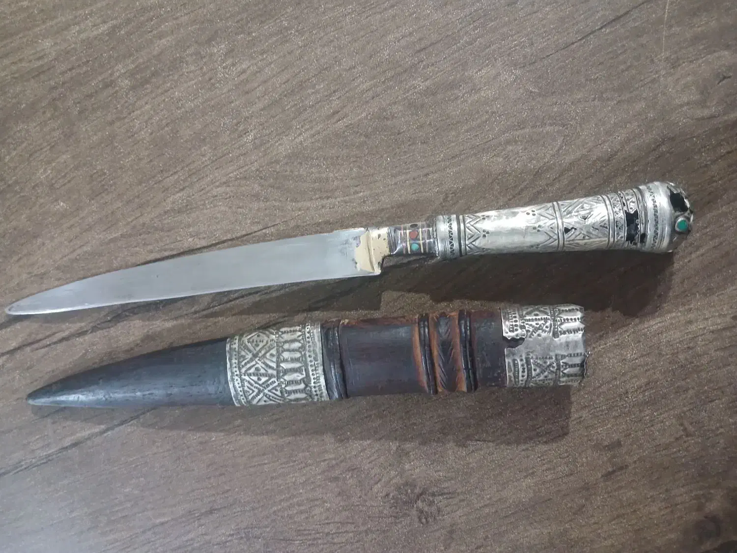 خنجر عتیقه نقره کوب شده|کلکسیون اشیاء عتیقه|صدرا-فارس, فاز ۱|دیوار