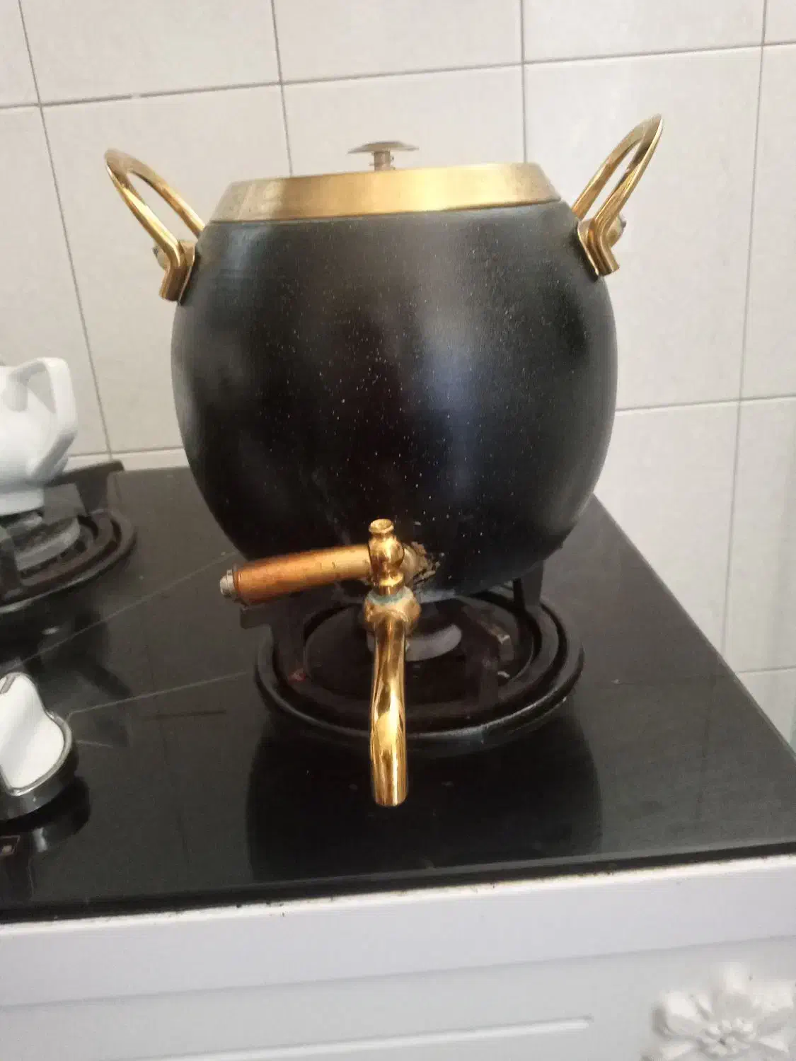 کتری بزرگ برند تیتیل|قوری، کتری، قهوه‌ساز دستی|اندیشه, اندیشه فاز ۱|دیوار