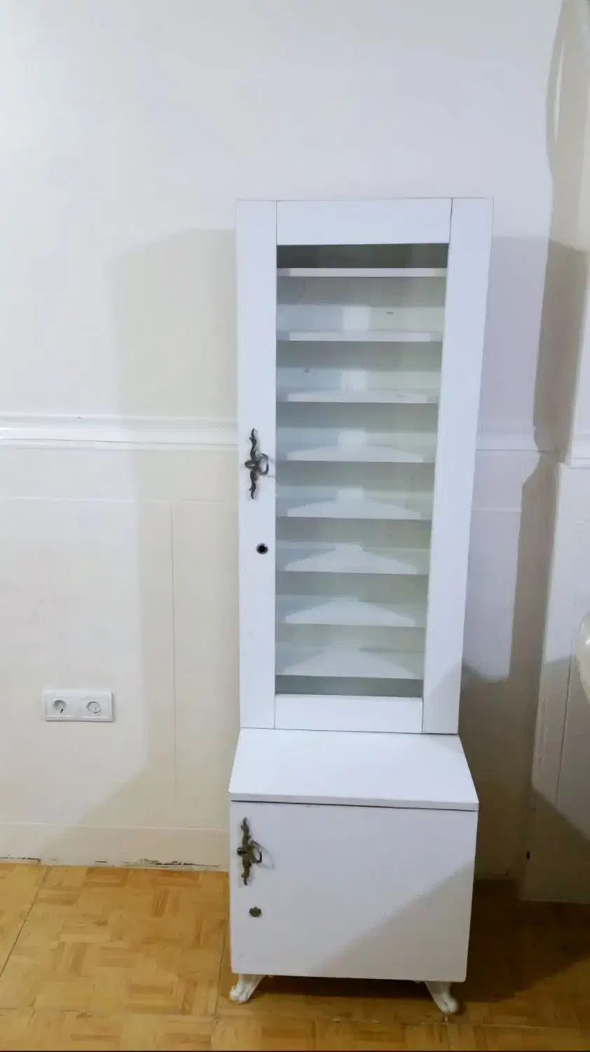 میز ناخن و استند لاک قیمت خرید به دلیل کمبود جا|آرایشگاه و سالن‌های زیبایی|بندر ماهشهر, |دیوار