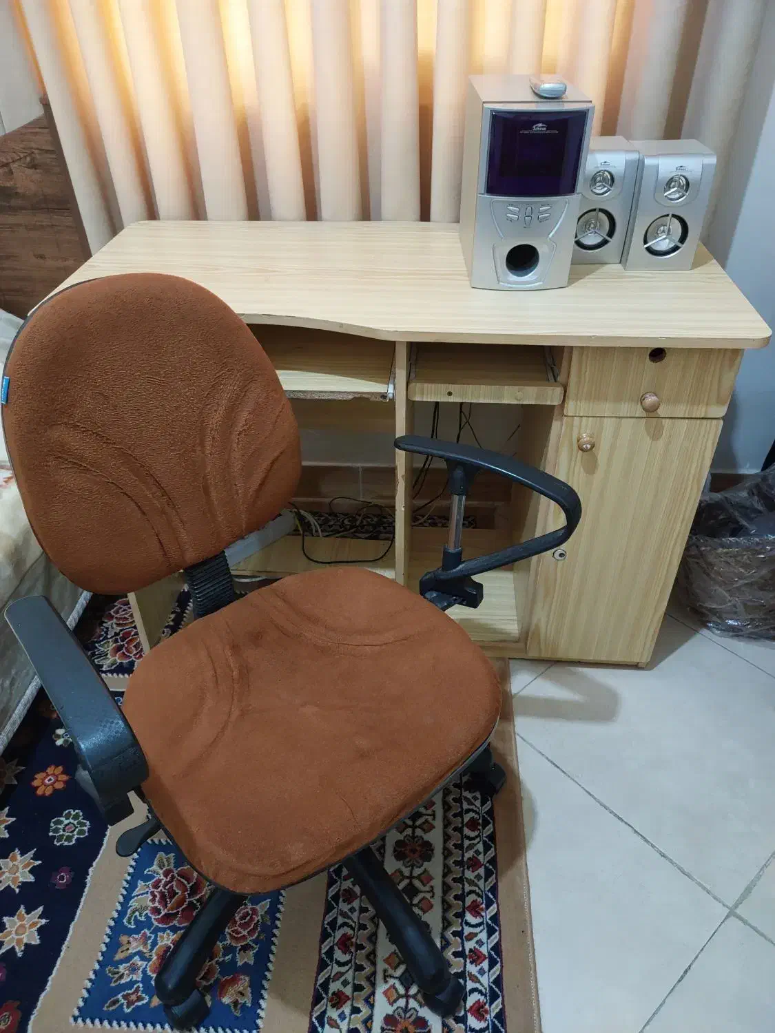 میزکامپیوتر و صندلی|میز تحریر و کامپیوتر|رشت, معلم|دیوار